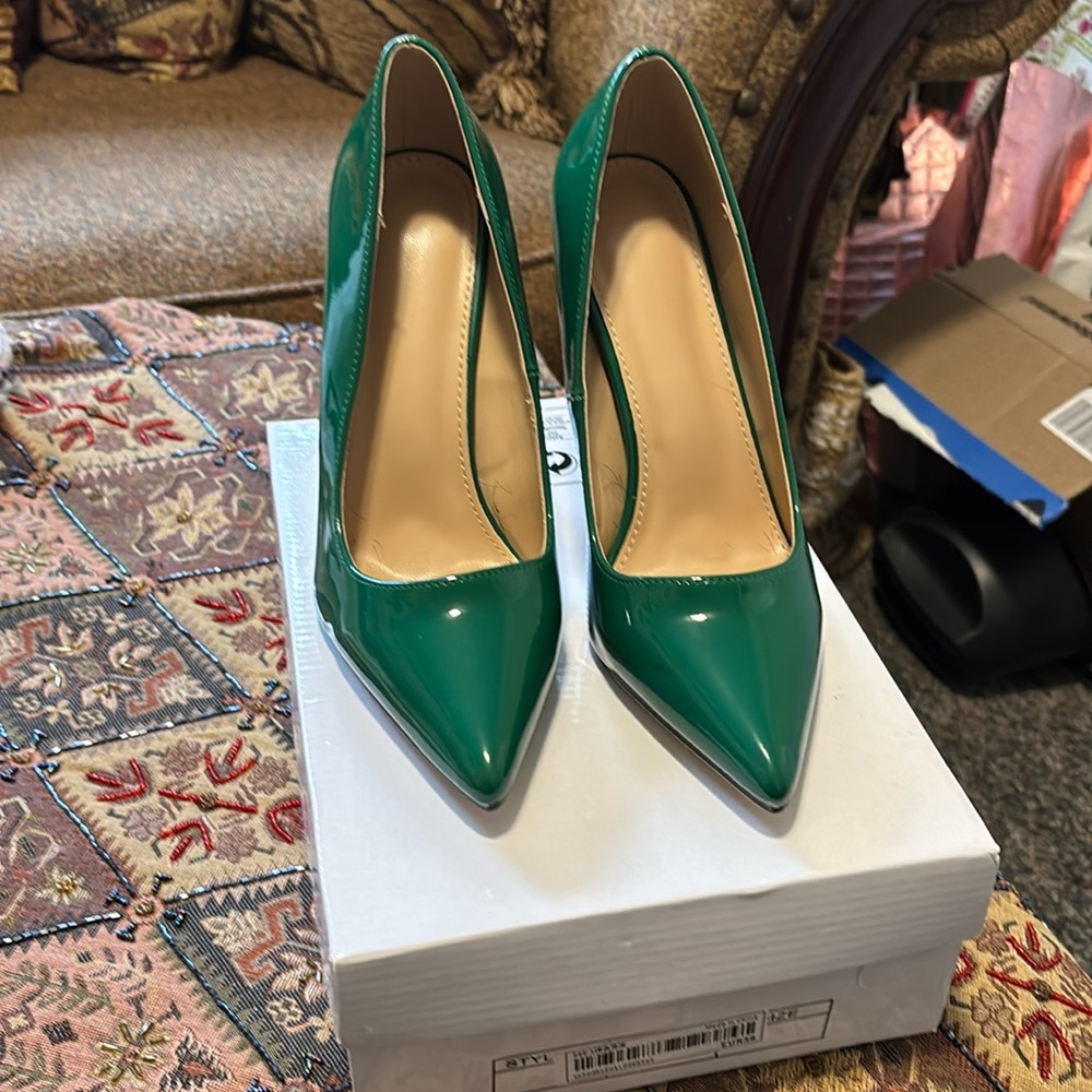 Kelly Green patent leather pumps